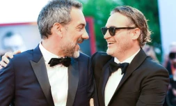 Le réalisateur américain Todd Phillips (G) et l'acteur américain Joaquin Phoenix à la projection de "Joker", leur film en compétition à la Mostra de Venise le 31 août 2019