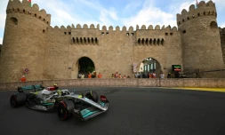 La Mercedes de Lewis Hamilton lors des qualifications du GP d'Azerbaïdjan, dans les rues de Bakou, le 11 juin 2022