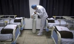 Un membre de l'équipe médicale de l'hôpital militaire marocain, à Nouaceur, au sud de Casablanca, vérifie une bouteille d'oxygène le 18 avril 2020 