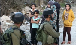 Des Palestiniens affluent dans la ville d'Hébron, en Cisjordanie, où un Palestinien a été tué après avoir tenté de poignarder un soldat israélien, le 28 octobre 2015