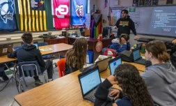 Des élèves assistent à un cours d'histoire au collège Mark Twain Middle School, à Alexandria, le 6 mars 2025 en Virginie
