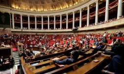 L'Assemblée nationale était encore dimanche matin le théâtre d'un bras de fer entre la majorité et les oppositions autour de l'affaire Benalla, qui bloque tout débat sur la Constitution, mais certains ont choisi, à l'instar de l'UDI-Agir, de ne plus participer à ce "triste spectacle"