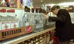 Un Britannique achète une bouteille d'alcool hors-taxes à bord d'un ferry entre Calais et Douvres le 30 juin 1999, au dernier jour avant la disparition des duty free au sein de l'Union européenne