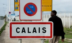 Un migrant sur le bord d'une route à Calais dans le nord de la France, le 26 septembre 2016