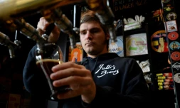 James Harvey, patron du bar Yulli's Brews, le 15 mai 2020 Ă Sydney, en Australie