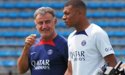 L'attaquant français du Paris SG Kylian Mbappé et son entraîneur Christophe Galtier lors de l'atelier d'avant-saison de l'équipe au Japon, le 18 juillet 2022 à Tokyo