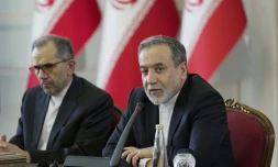 Photo fournie par le ministère iranien des Affaires étrangères du ministre iranien des Affaires étrangères Abbas Araghchi (d) rencontrant des ambassadeurs et des représentants diplomatiques à Téhéran, le 12 juillet 2025