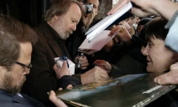 Björn Ulvaeus (à gauche) et Benny Andersson, deux des quatre membres du mythique groupe pop suédois ABBA, signent des autographes à Anvers, en Belgique, en mars 2006