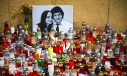 Des bougies ont été disposées devant le portrait du journaliste assassiné Jan Kuciak et sa compagne Martina Kusnirova à Bratislava le 27 février 2018