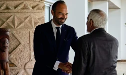 e Premier ministre français Edouard Philippe (G) en visite le 5 novembre 2018 à Noumea, Nouvelle-Calédonie