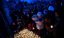 Des personnes se recueillent lors d'une marche silencieuse pour condamner le meurtre du journaliste Jan Kuciak et sa compagne Martina Kusnirova, le 28 février 2018 à Bratislava, en Slovaquie