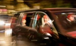 Voiture transportant des prisonniers politiques bélarusses libérés vers Vilnius, Lituanie, le 13 décembre 2025
B Belarusian street protest leader Maria Kolesnikova and Nobel Prize winner Ales Bialiatski walked free on on December 13, 2025 with 121 other political prisoners, released in an unprecedented US-brokered deal, rights groups announced.