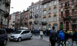 Des habitants de Molenbeek s'attardent le 19 mars 2016 devant la rue où Salah Abdeslam a été arrêté la veille