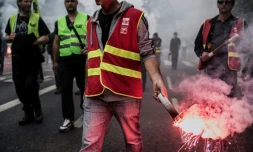 Des cheminots de la CGT et de SUD-rail manifestent devant le siège du Medef à Lyon le 1er juin 2016