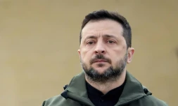 Le président ukrainien Volodymyr Zelensky assistant à une cérémonie marquant la Journée des défenseurs, une fête rendant hommage aux anciens combattants et aux membres tombés au combat des Forces armées ukrainiennes, à Kiev, le 1er octobre 2025