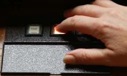 Un membre de l'Assemblée nationele vote un amendement lors du vote sur les projets de loi de moralisation, le 28 juillet 2017