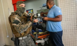 Un policier blessé arrive à l'hôpital Getulio Vargas de Rio après le raid dans la favela Vila Cruzeiro, le 24 mai 2022