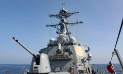 Photo diffusée par la marine américaine le 16 avril 2023 du destroyer USS Milius lors d'un transit de routine dans le détroit de Taïwan