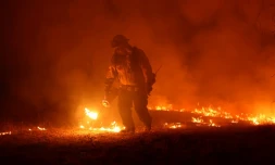 Un pompier lutte contre l'incendie "Oak Fire" qui s'est déclaré vendredi dans une forêt du comté de Mariposa, en Californie, près du parc national de Yosemite, le 23 juillet 2022