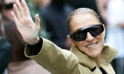 La chanteuse Céline Dion salue ses fans à son arrivée à l'hôtel Le Royal Monceau à Paris, le 28 aôut 2026