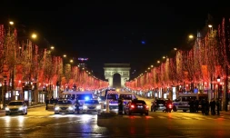 Des policiers patrouillent sur l'avenue des Champs-Elysées pendant le réveillon du Nouvel An à Paris, le 31 décembre 2020