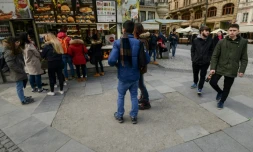Des touristes marchent, dans la zone piétonne de Prague le 15 mars 2018, sur des pavés différents des autres car provenant de stÚles cassés d'un cimetiÚre juif