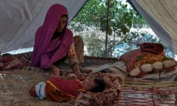 Hajira Bibi et sa fille, sous une tente près de leur maison endommagée par la crue d'une rivière dans le village de Jindi, dans le nord-ouest du Pakistan, le 1er septembre 2022