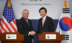 Le secrétaire d'Etat américain Rex Tillerson (g) et son homologue sud-coréen Yun Byung-Se lors d'une conférence de presse, le 17 mars 2017 à Séoul