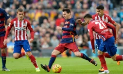Antoine Griezmann (g) et Lionel Messi lors d'un match entre l'Atletico Madrid et le FC Barcelone au Camp Nou, le 30 janvier 2016