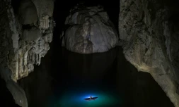 Un visiteur visite la grotte de Son Doong, au centre du Vietnam, le 19 janvier 2021