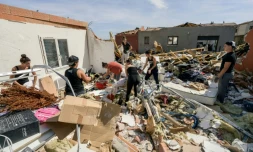 Des personnes aident au nettoyage des décombres après le passage d'une tornade à Pomas, dans l'Aude, le 25 août 2026