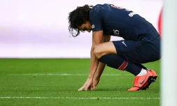 L'attaquant uruguayen du PSG Edinson Cavani blessé après avoir transformé un penalty contre Bordeaux en championnat, le 9 février 2019 au Parc des Princes  