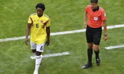 Le milieu de la Colombie Carlos Sanchez (g) quitte la pelouse après avoir écopé un carton rouge contre le Japon au Mondial, le 19 juin 2018 à Saransk 