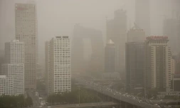 Vue sur le quartier des affaires à Pékin, le 10 septembre 2017
Soucieux de muscler sa lutte anti-pollution, Pékin envisage  d'interdire la vente des voitures à essence