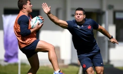 Le demi de mĂȘlĂ©e Antoine Dupont (g) et le talonneur Guilhem Guirado lors d'un entraĂźnement Ă Fujiyoshida, le 14 septembre 2019