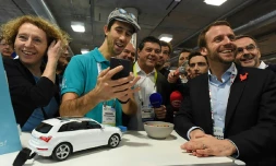 Le ministre de l'Economie, Emmanuel Macron (D) le PDG de Business France (M) et Muriel Pénicaud (G) au salon de l'électronique à Las Vegas, le 7 janvier 2016