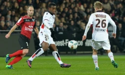 Les milieu de terrain de Nice Wylan Cyprien et Vincent Koziello lors d'un match à Guingamp, le 30 novembre 2016 au Roudourou