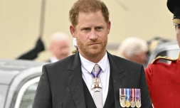 Le prince Harry arrive à l'abbaye de Westminster pour le couronnement de son père Charles III, le 6 mai 2023 à Londres