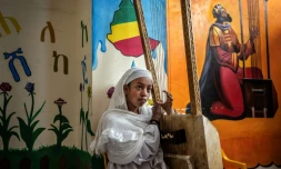 Une élève apprend à jouer de la begena à l'école Eman Begena à Addis-Abeba, le 13 février 2025 en Ethiopie