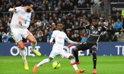 Les Marseillais Adil Rami et Bouna Sarr tentent de stopper le Lyonnais Maxwel Cornet, lors du dernier choc des Olympiques disputé au Vélodrome, le 18 mars 2018