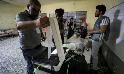 Décompte électronique des bulletins de vote aux élections législatives, le 10 octobre 2021 à Bagdad, en Irak