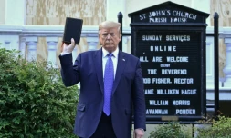 Donald Trump brandit une Bible devant l'église épiscopalienne St John à Washington, le 1er juin, 2020.