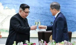 Le leader nord-coréen Kim Jong Un porte un toast avec le président sud-coréen Moon Jae-in au banquet officiel du sommet intercoréen, le 27 avril 2018 à Panmunjom