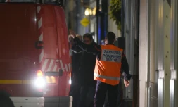 Les pompiers s'apprêtent à évacuer la joggeuse de 17 ans qui avait disparu avant d'être retrouvée vivante à Sablé-sur-Sarthe, à une dizaine de kilomètres de son domicile, le 9 novembre 2021