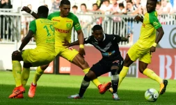 L'attaquant de Bordeaux Malcom (c) à la lutte avec la défense nantaise, le 15 octobre 2017 à Bordeaux