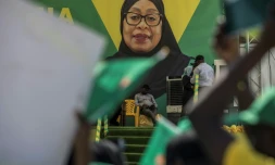Portrait de la présidente sortante et candidate à la présidentielle en Tanzanie Samia Suluhu Hassan lors d'un meeting à Stone Town (Tanzanie), le 26 octobre 2025