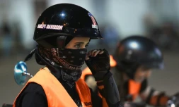 Une jeune Saoudienne, Noura, se prépare pour une leçon de conduite à moto, le 3 juin 2018 à Ryad