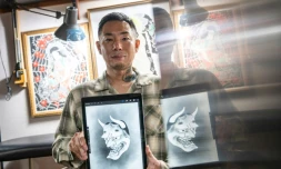 Le tatoueur japonais Ichi Hatano montre un dessin de "hannya" (fantôme femme)  sur tablette tactile dans son studio à Tokyo, le 22 juin 2021