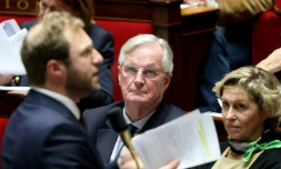 Le Premier ministre français Michel Barnier (c), entouré de la ministre des Relations avec le Parlement Nathalie Delattre (d), écoute le ministre de l'Economie Antoine Armand (g) à l'Assemblée nationale, à Paris, le 15 octobre 2024