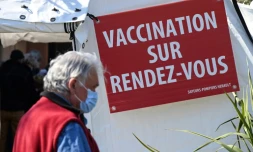 Devant un centre de vaccination Ă Vailhauques, prĂšs de Montpellier, dans le sud de la France, le 8 avril 2021
